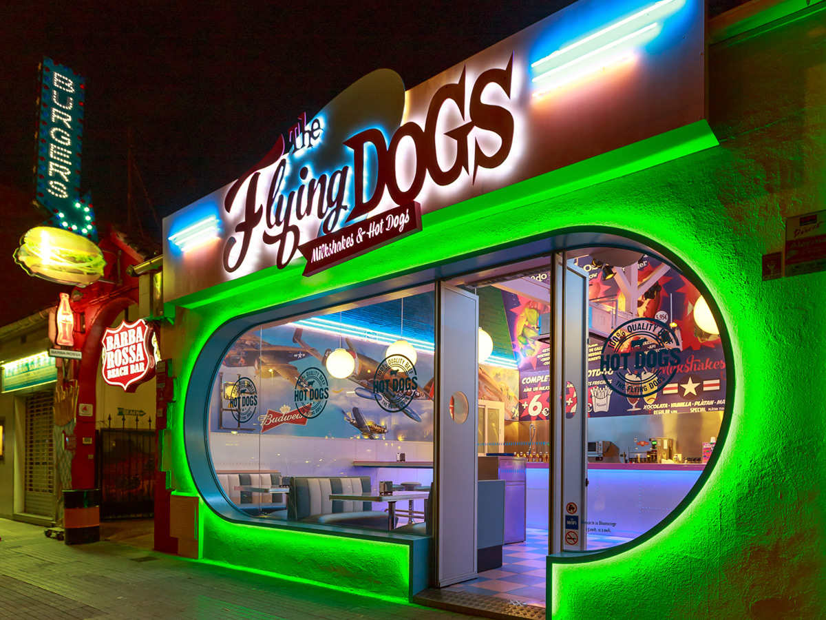 Rótulo restaurante The Flyng Dogs (luz led verde)- Development Media Rótulo restaurante The Flyng Dogs (luz led verde)- Development Media