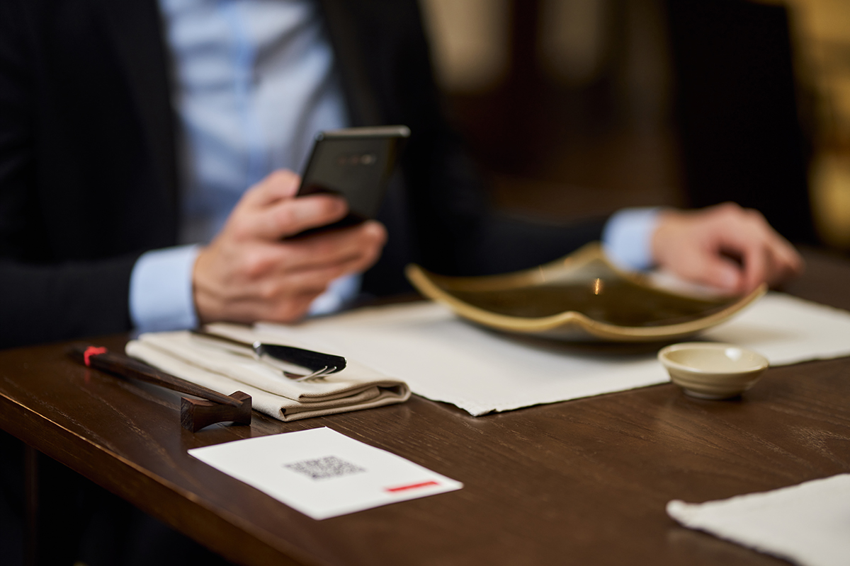 Cartas digitales para restaurantes-mirando una carta digital-Developmentmedia Cartas digitales para restaurantes-mirando una carta digital-Developmentmedia