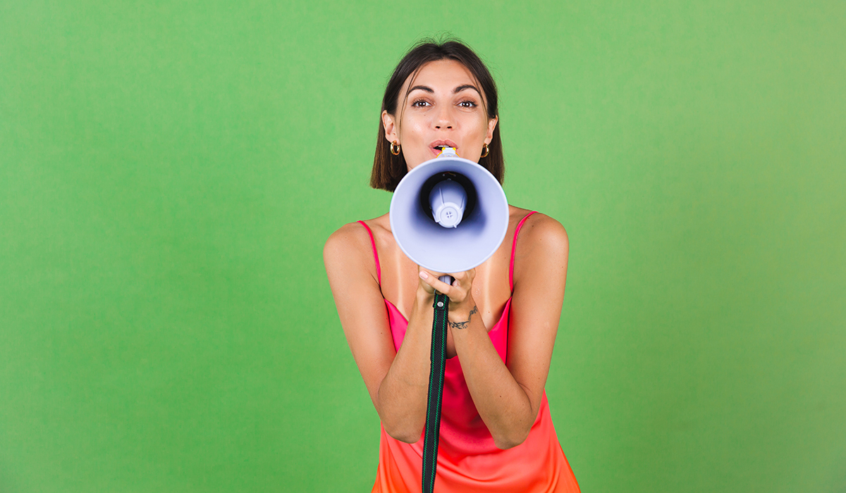 Chica anunciando 3 ideas para rotular tu empresa en Barcelona-Development Media