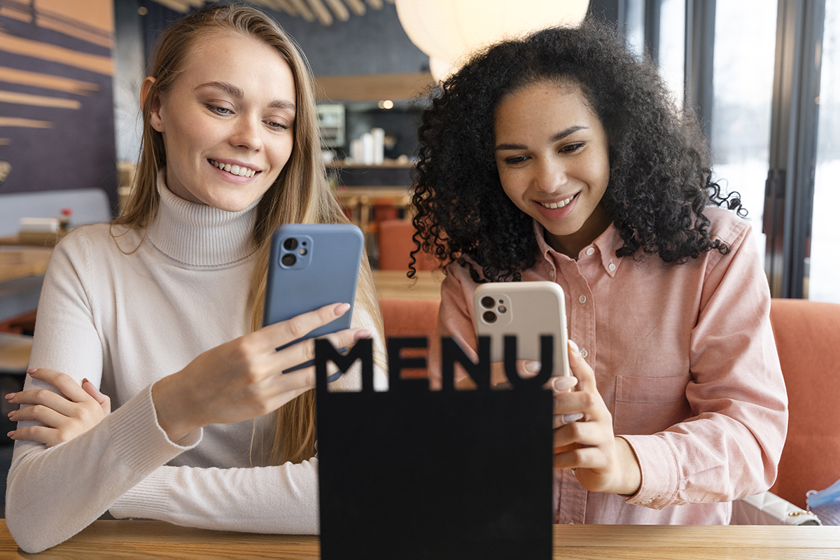 Chicas escaneando carta digital para restaurantes perfecta-Development Media Chicas escaneando carta digital para restaurantes perfecta-Development Media