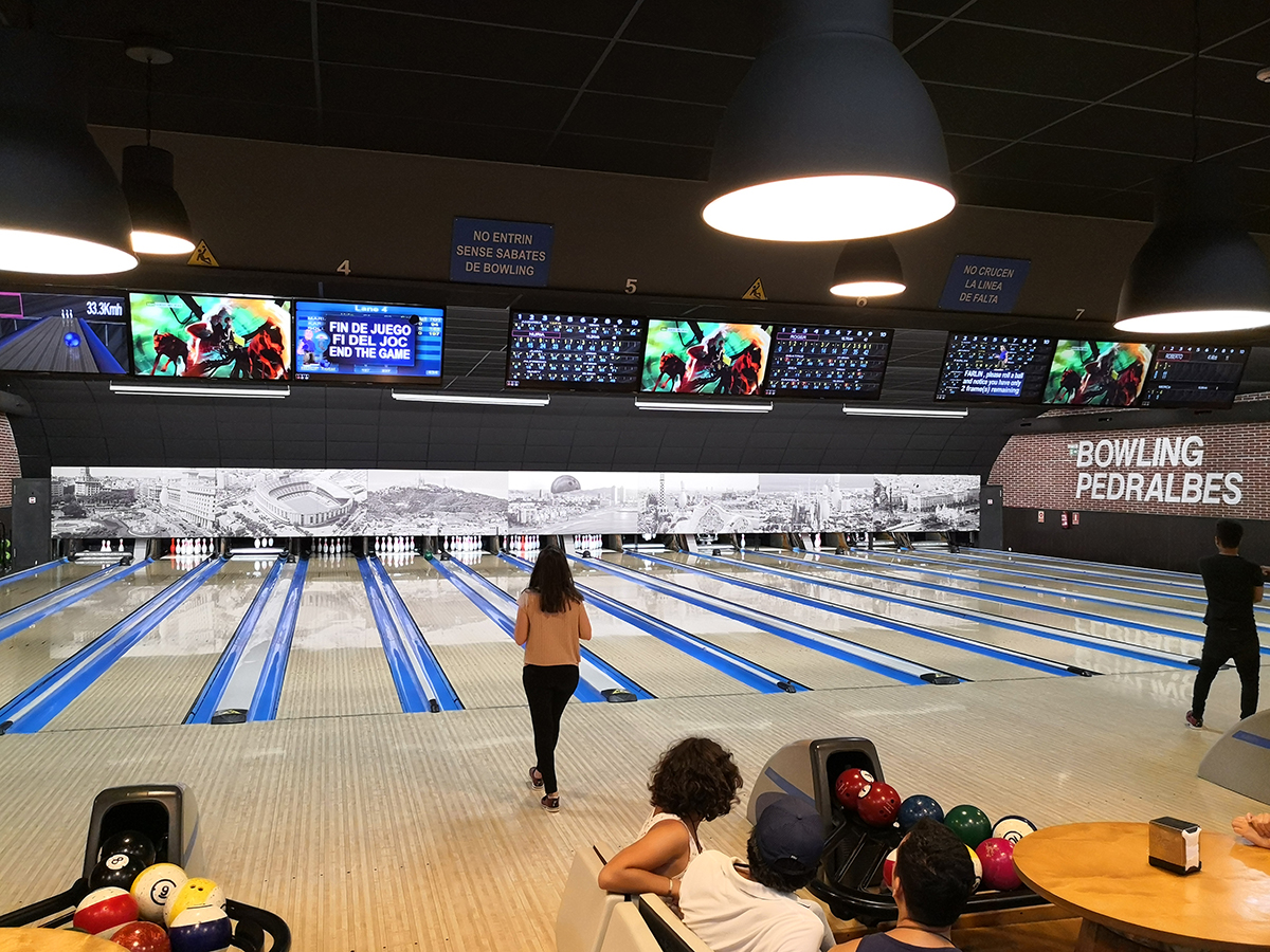 Decoración con vinilos para Bowling Pedralbes-JkD Rotulación