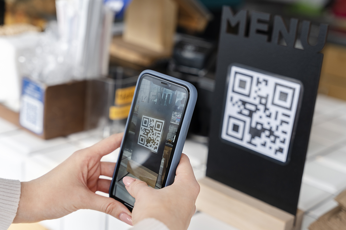 Escaneando carta digital para restaurantes perfecta-Development Media