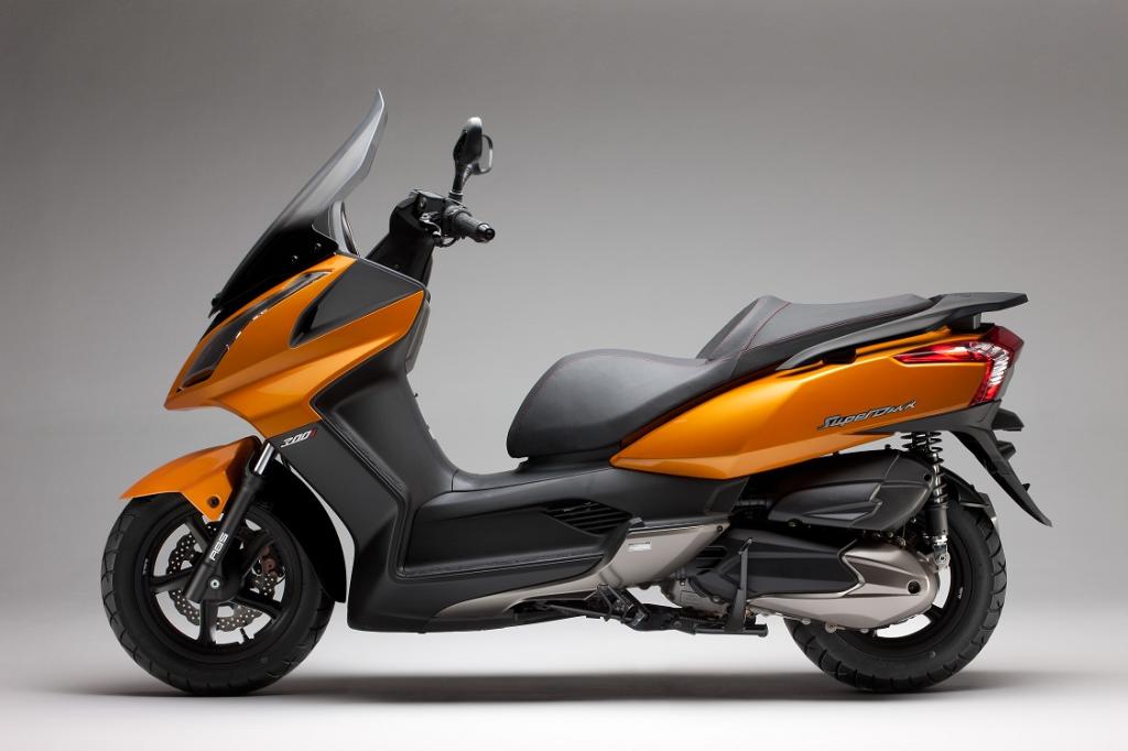 Proyecto creativo diseño gráfico promocional para Kymco - moto - Developmentmedia Proyecto creativo diseño gráfico promocional para Kymco - moto - Developmentmedia