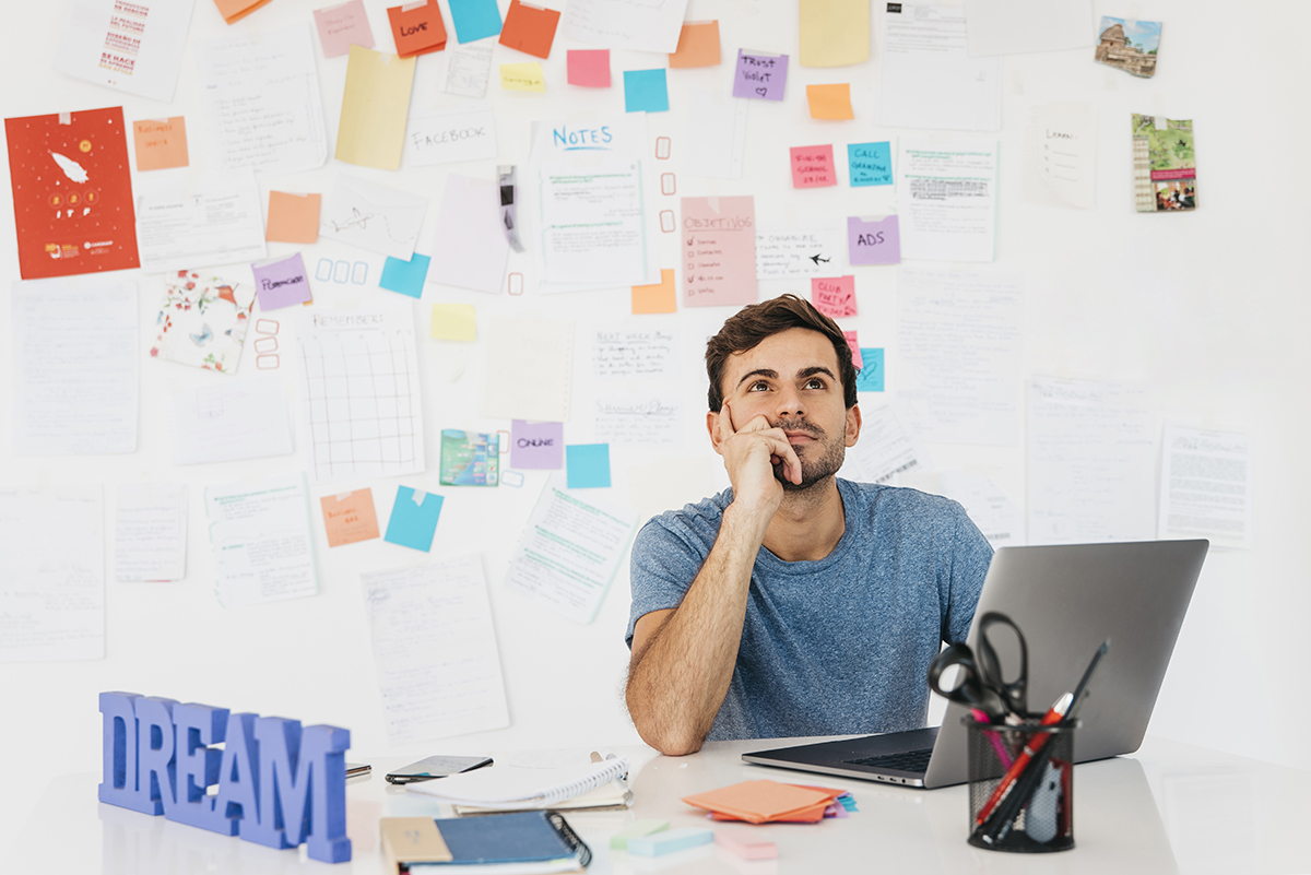 Lápiz y post-it, descubre por qué son las herramientas idóneas para fomentar la creatividad en una empresa - creativo Development Media Lápiz y post-it, descubre por qué son las herramientas idóneas para fomentar la creatividad en una empresa - creativo Development Media