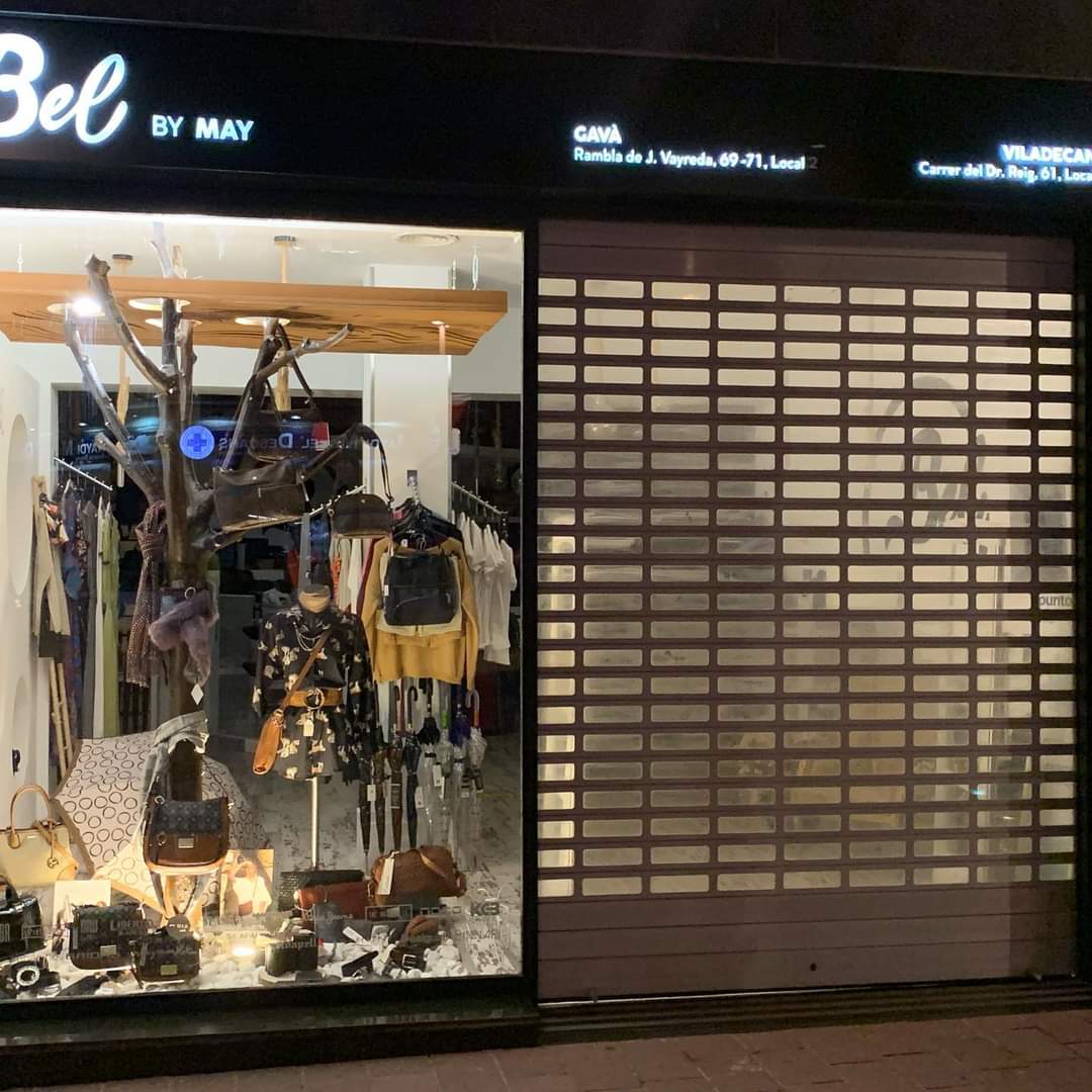 Proyecto creación Rótulo y decoración de la tienda para “Bel By May Bolsos y Accesorios” - entrada nueva tienda - Development Media