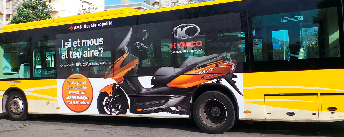 Proyecto creativo diseño gráfico promocional para Kymco - anuncio bus - Developmentmedia