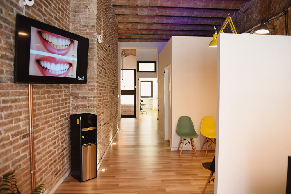 Proyecto creación Sobre troquelado para Teeth centre Dental - Interior local - Development Media Proyecto creación Sobre troquelado para Teeth centre Dental - Interior local - Development Media