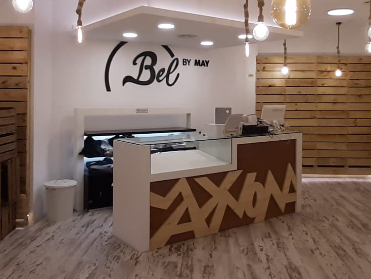 Proyecto creación Rótulo y decoración de la tienda para “Bel By May Bolsos y Accesorios” - diseño mostrador - Development Media
