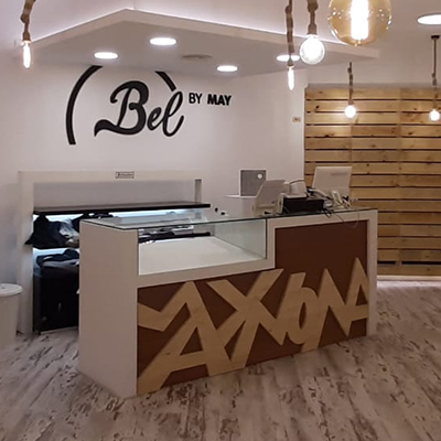Proyecto decoración interiores-mostrador de madera para tienda de bolsos Bel