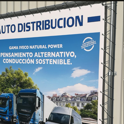 Proyecto lonas publicitarias-detalle instalación lona para Auto Distribución