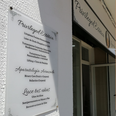 Proyecto rotulación-placa informativa para Privileged Estética
